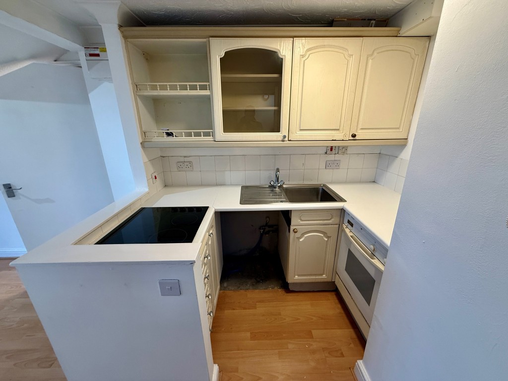 Lot: 111 - VACANT ONE-BEDROOM FLAT - Kitchen